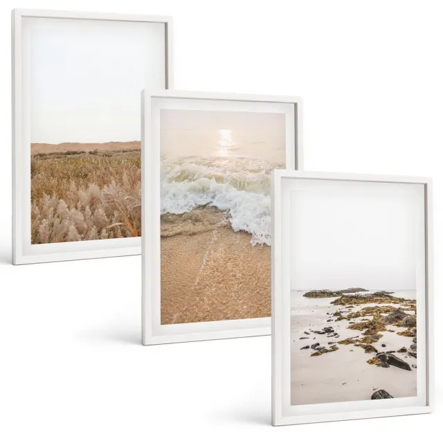 TULUP 3-Delige Schilderij Set - Strand met golven en zeestenen in de zomer - 40x60 - Moderne Wanddecoratie - Woonkamer - Interieur Decoratie Witte lijst