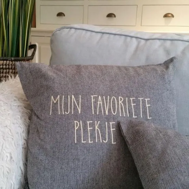 Kussen Kussenhoes met tekst | mijn favoriete plekje | grijs met wit | Maison Marcella| plekkie papa mama opa oma oom tante collega vriendin cadeau