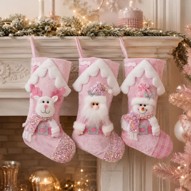 SNQ Gepersonaliseerde 3-delige kerstkousenset – Roze fluweel – Met afbeeldingen van een sneeuwpop - de kerstman en rendieren – 48 x 25 cm – Geschikt voor de open haard en als kerstversiering – Kerstcadeau