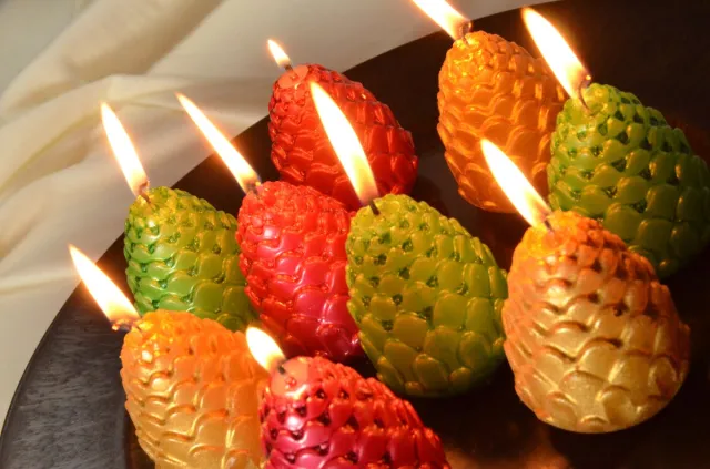 MilaNNE Candles by Milanne - Set van 6 stuks handgemaakte Dennenappel kaarsen in METALLIC kleuren - nieuw voor Kerstmis 2025 - BEKIJK VIDEO rood