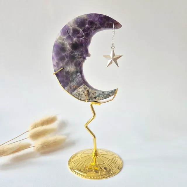 Moonlight Gemstones Dream Amethist Maan op Goudkleurige Standaard – 10cm #11 - Edelsteen Gezicht Gravure Spiritueel Interieur Meerkleurig