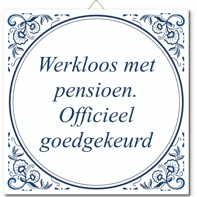 De Tegeltjesfabriek Tegeltje: Werkloos met pensioen. Officieel goedgekeurd (met hangertje) wit en blauw