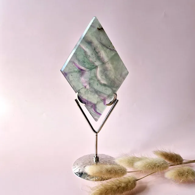 Moonlight Gemstones Edelsteen Rainbow Fluoriet Ruit op Standaard #4. 252gram – Helderheid, Focus & Spirituele Flow