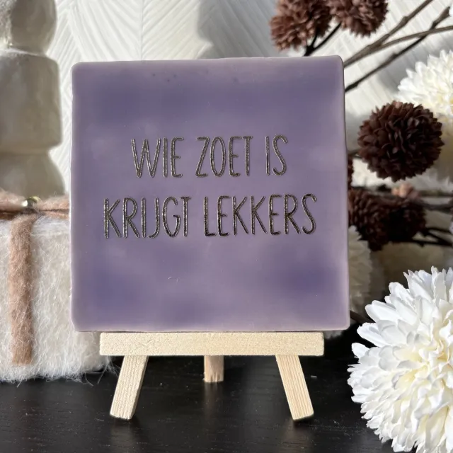 Hartjespost Tegeltje Wie zoet is krijgt lekkers paars, goud | schoencadeautjes sinterklaas | tegeltjes met tekst | spreuktegel | tegeltjeswijsheden | Sinterklaas | 5december | cadeau | decoratie sinterklaas | 10x10