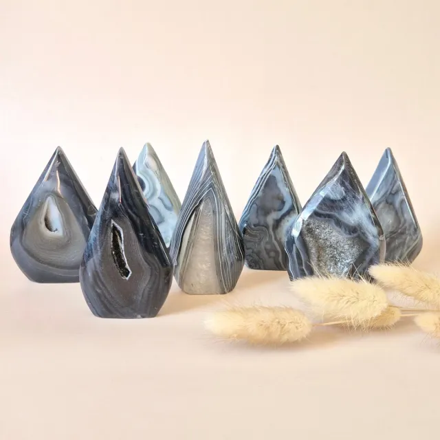 Moonlight Gemstones Druzy Black Agate Flame (50–100g) – Mysterie & Magie in Vlamvorm Edelsteen