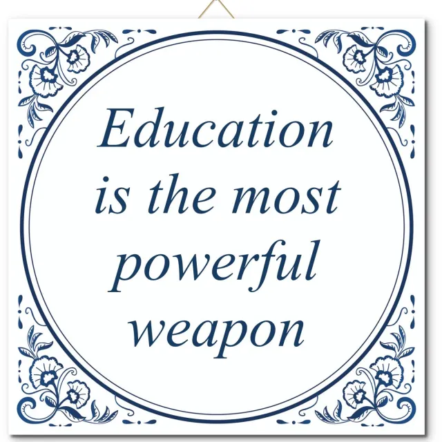 De Tegeltjesfabriek Tegeltje: Education is the most powerful weapon (met standaard) wit en blauw