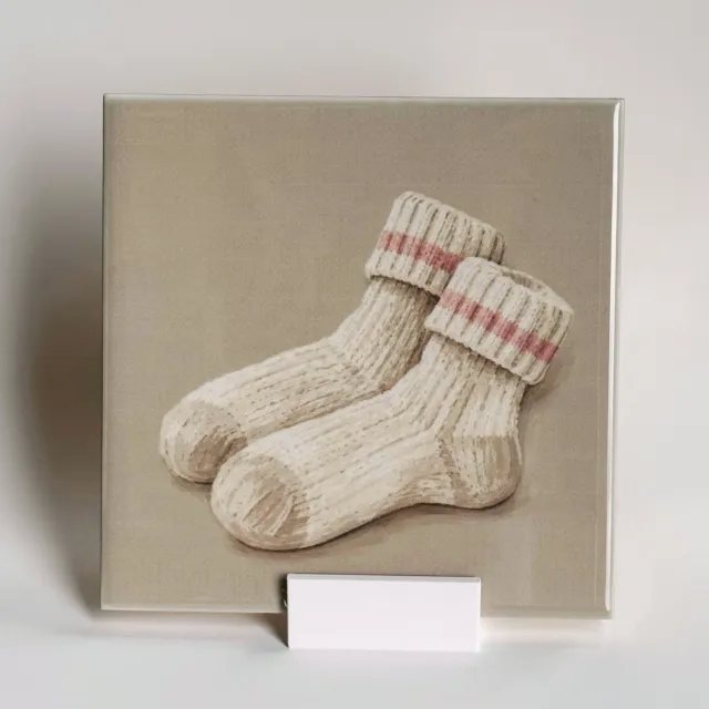 Bedruk King Tegeltje met Gebreide Sokken – Keramisch Tegeltje 11x11 cm met Houdertje – Herfstdecoratie