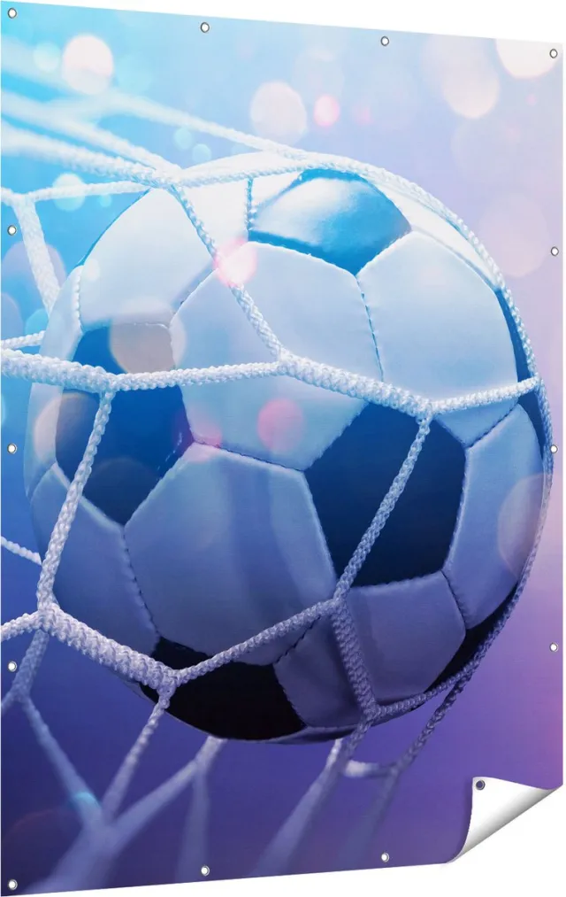 Gards Tuinposter Voetbal Bal Door het Goal Heen - 120x160 cm - Tuindoek - Tuindecoratie - Wanddecoratie buiten - Tuinschilderij Multikleur