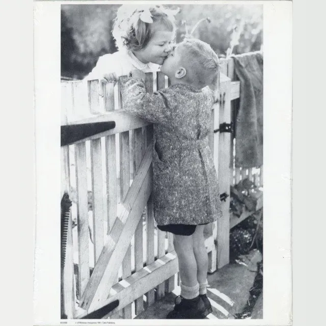 Catch Projecten Mini zwart-wit poster - Love Thy Neighbour - Bettmann Archive - 24x30 cm