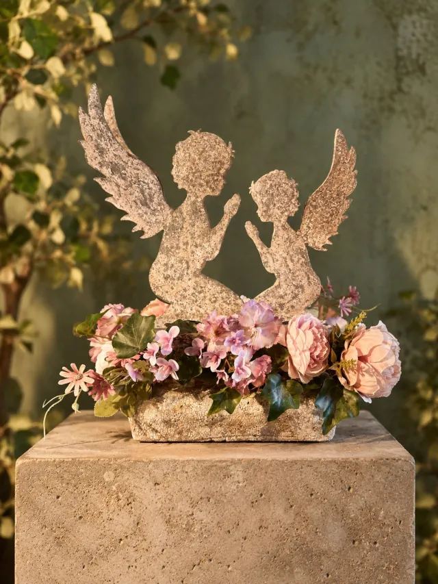 Seta Fiori Grafstuk Twee Metalen Engelen met Kunstbloemen 45 cm - Herdenkingsbloemstuk in Keramieken Bak - Handgemaakt Uniek Exemplaar - Lila, Perzik en Crème Lila, perzik, crème