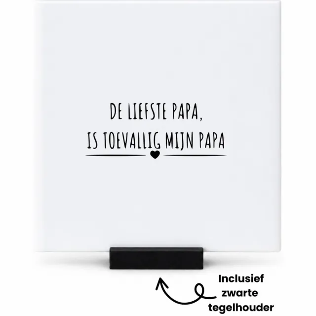 Hacebo De liefste papa is toevallig wel mijn papa tegeltje met tegelhouder - Papa - cadeau papa - tegeltjes met tekst - Vaderdag - Leuk cadeau voor je papa om te geven - verjaardag papa - spreuktegels - 10.8x10.8 CM wit