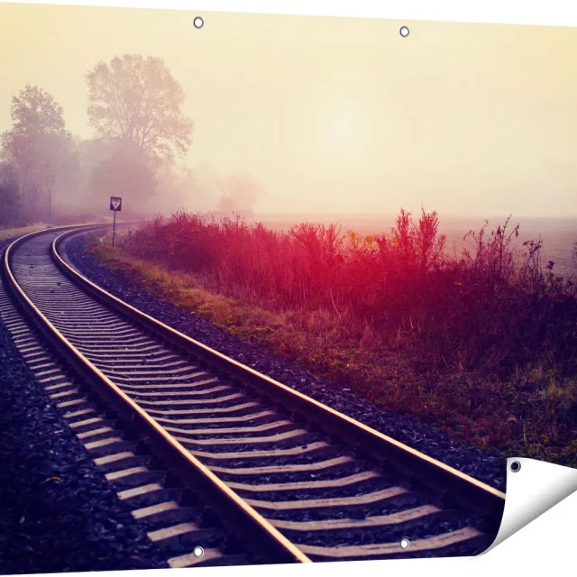 Gards Tuinposter Spoorweg Rails tijdens de Herfst met Mist - 120x90 cm - Tuindoek - Tuindecoratie - Wanddecoratie buiten - Tuinschilderij Multikleur