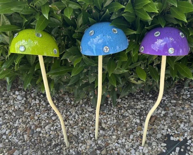 Impuls Metalen deco tuinstekers " Paddenstoelen met steentjes op veer " - Set van 3 stuks - paars-groen-blauw - hoogte 42 x 13 x 3 cm - Tuinaccessoires - Tuindecoratie – Tuinstekers Meerkleurig - groen-paars-blauw