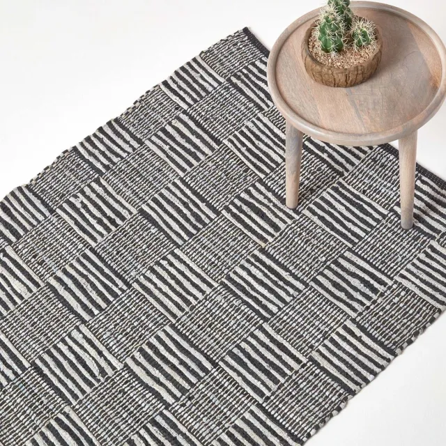 Homescapes Zwart en wit handgeweven leren vloerkleed met vierkant patroon 90 x 150 cm