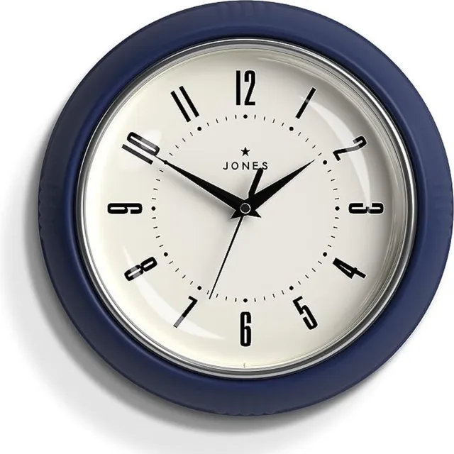 Jones Clocks Ronde Retro Wandklok - The Ketchup Round Clock - Makkelijk leesbare cijfers, zwarte wandklok perfect als keukenklok, kantoorklok, woonkamerklok - Retro klok 25cm - Indigo blauw