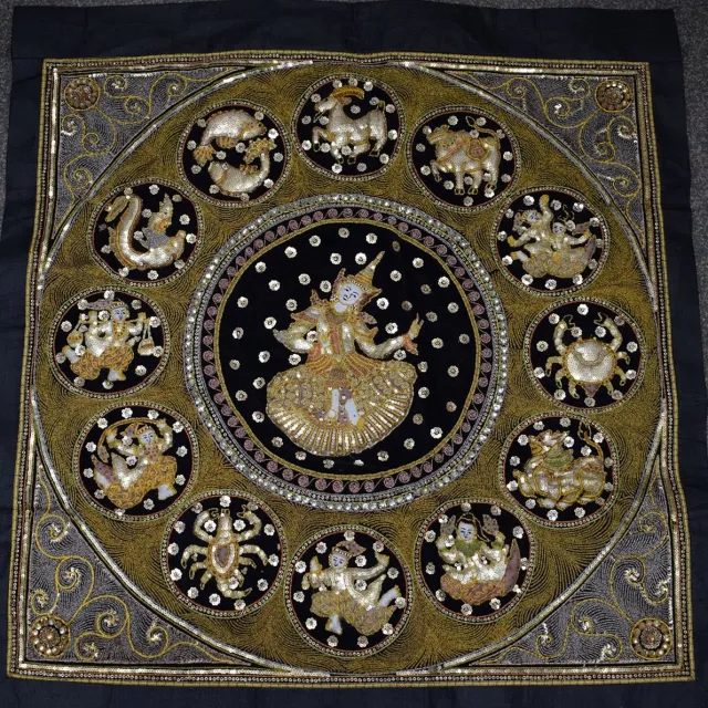 ZoeZo Design Wandkleed - wanddoek - Burma - Myanmar - handgemaakt - Oosters wandkleed - dierenriem - sterrenbeeld - goud - kraaltjes - met insteekzoom - 105 X 105 cm zwart - goud - diverse