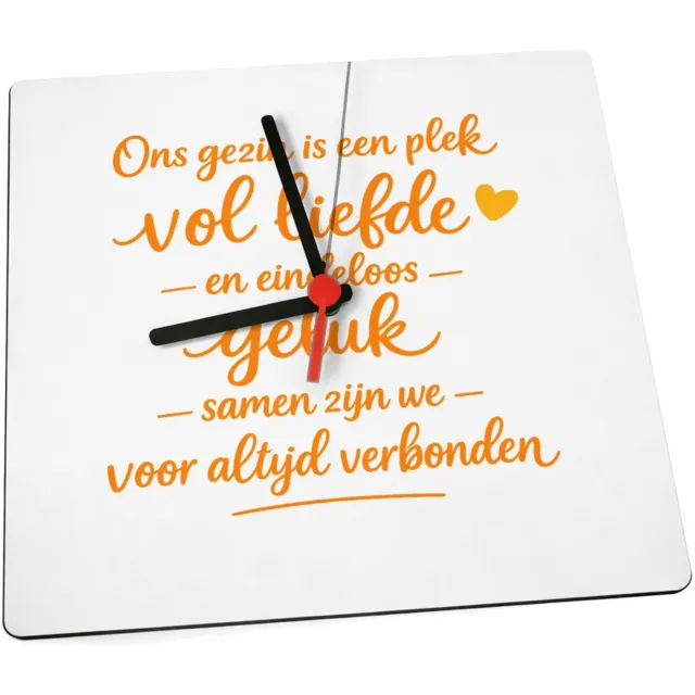 Mr Cadeautjes Klok 19 x 19 - design Een warme familie-quote in handgeschreven stijl met een klei | cadeau Wit