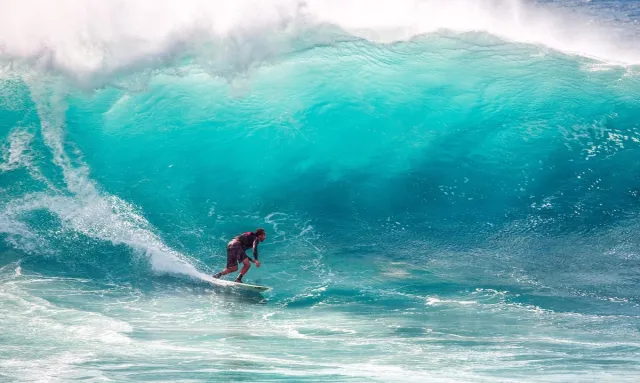 Esque Poster Surfen onder hoge golfen in Hawaii - Watersport - Large 70x50 cm Blauw