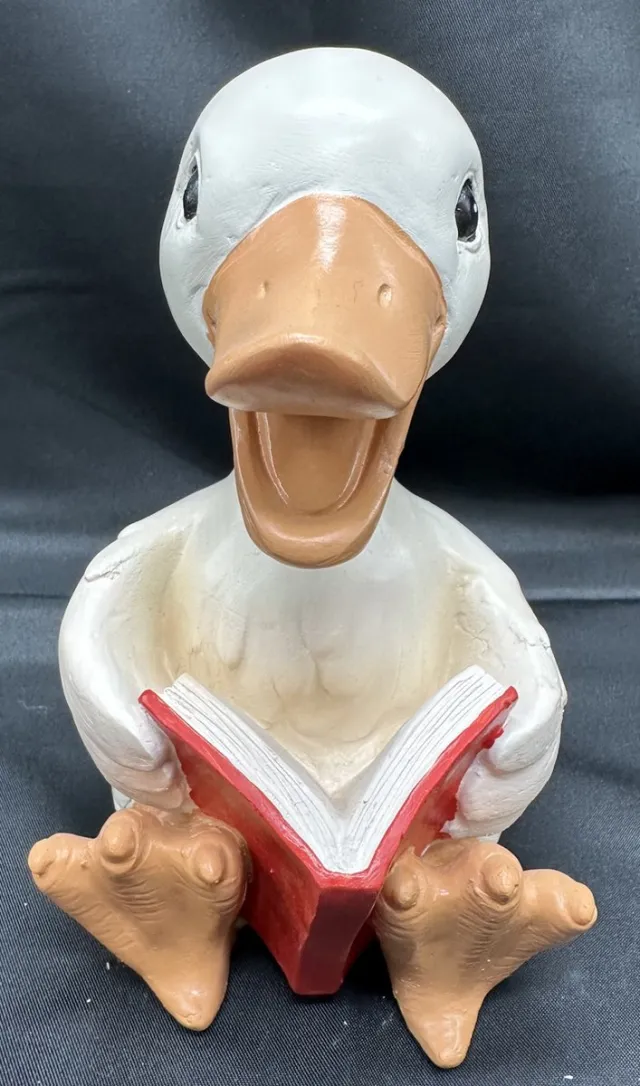 Impuls Decoratief polyresin dier met boek "zittende eend" - meerkleurig - hoogte 15x9x9 cm - Voor binnen of buiten - Tuinaccessoires - Woonaccessoires - Decoratieve beeldjes Meerkleurig - eend