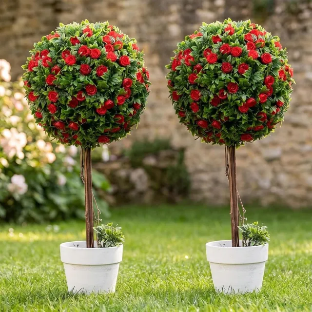 HOERFURIY Set van 2 kunstplanten in de vorm van topiary-bollen met bloemen - Rood - Realistische topiary-bol - Witte plantenpot - Realistische kunststruiken