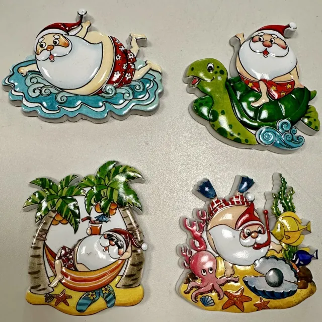 Impuls Kerst koelkastmagneten "Tropische Kerstman" - Set van 4 stuks - schildpad/hangmat/zee/zeedieren - Polyresin - hoogte 8 x 8 x 1 cm - Kerstdecoratie - Woondecoratie - Woonaccessoires Meerkleurig - set 2