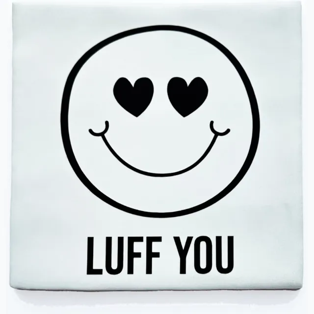 Snoes Cadeautegel - Luff You - Wit Keramiek met Zwarte Opdruk - 10x10 cm - Handgemaakte Spaanse Teksttegel - Minimalistisch Design - Incl. Plakhaakje