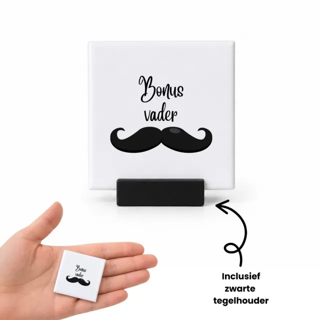 Hacebo Bonus vader met snor tegeltje met tegelhouder - Vader - Bonusvader - tegeltjes met tekst - Vaderdag cadeautje - Cadeau voor papa - Verjaardag - Geschenk - Cadeau - Gift - spreuktegels - 4.8x4.8 CM Wit