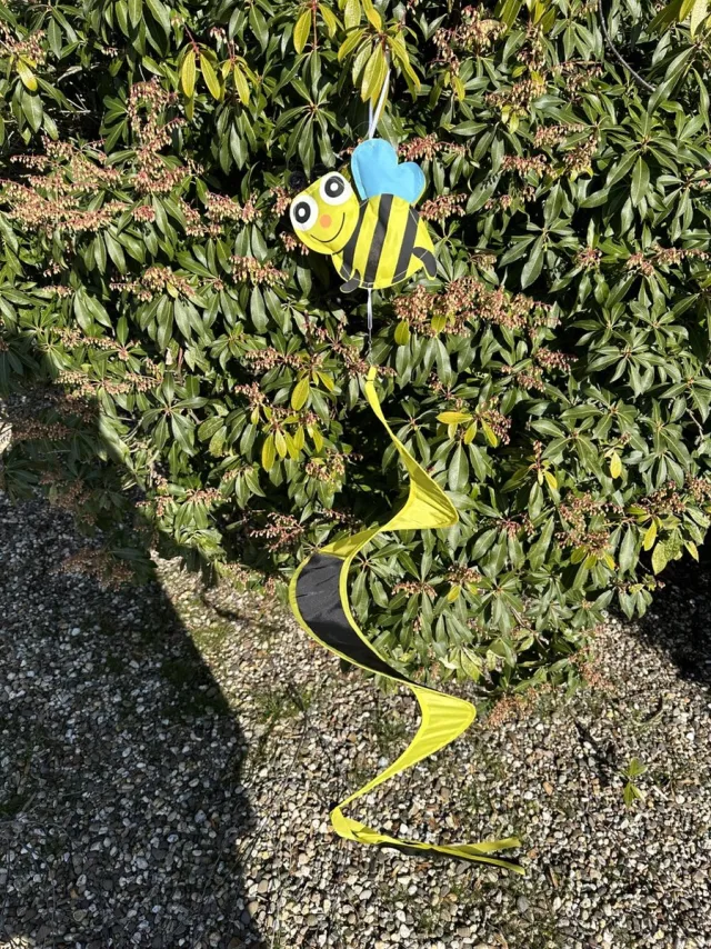 Impuls Windmolen met spiraal "bij" - geel en zwart - nylon + kunststof - dia 26 cm x hoogte 115 cm - Tuinaccessoires - Windmolens
