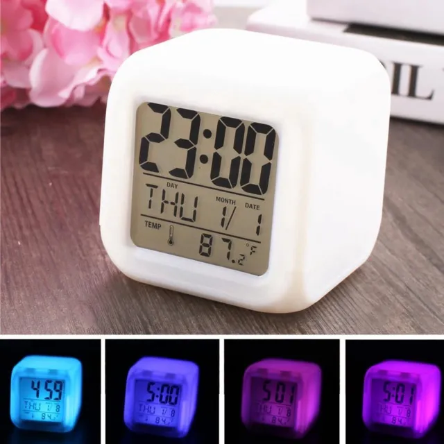 IBBO Digitale Wekker LED - Digitale Klok - Wekker Digitaal Met Led Verlichting - Elektrische Wekker - Wekker Op Batterijen - Led Klok Wekker - 7 Kleuren LED - Met Thermometer En Kalender Wit