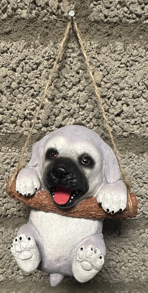 Impuls Polyresin hangend (tuin) dier "hond" - grijs + zwarte snuit - hoogte 15x10x8 cm - ophangtouw - Voor binnen of buiten - Tuinaccessoires - Woonaccessoires Meerkleurig - grijs + zwarte snuit