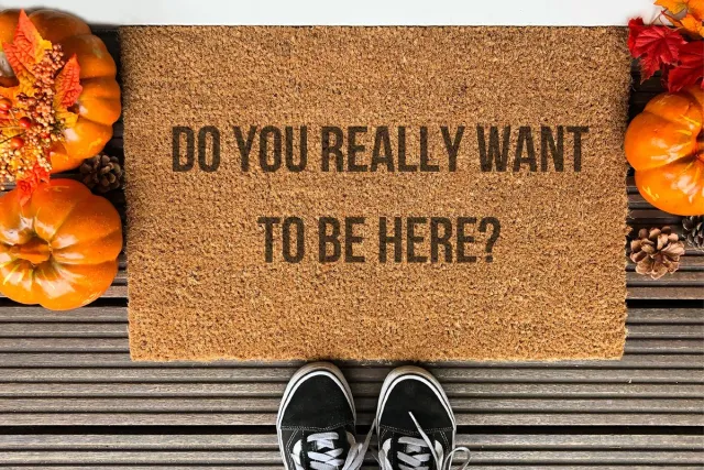 Laser Point Do You Really Want To Be Here | 90x60 cm | Nieuwe huis cadeau | Ingangsmat | Deurmat met stijl | Verhuizing cadeau | Praktisch & trendy | Perfect voor binnenkomst | Cadeau voor nieuwe woning Bruin | Zwart (Gravering 90x60)