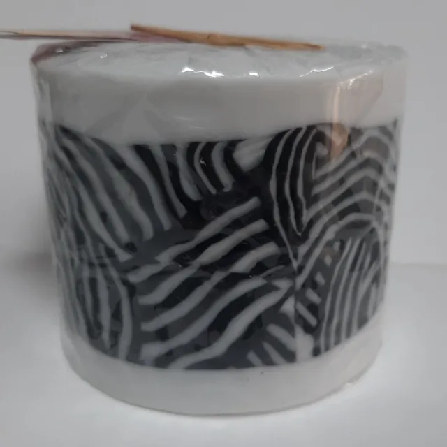 Swazi Candle Swazi kaars fairtrade wit met schuin strepenmotief – Ø 9 cm – 7 cm hoog zwart