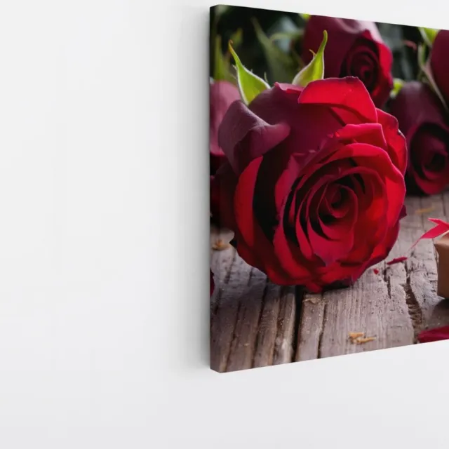 Saammp Canvas Schilderij - Abstracte Rode Rozen met Cadeau - Tijdloos - Abstract - 60x60 - Foto op canvas - Wanddecoratie - Muurdecoratie Woonkamer - Kantoor Decoratie Multicolor