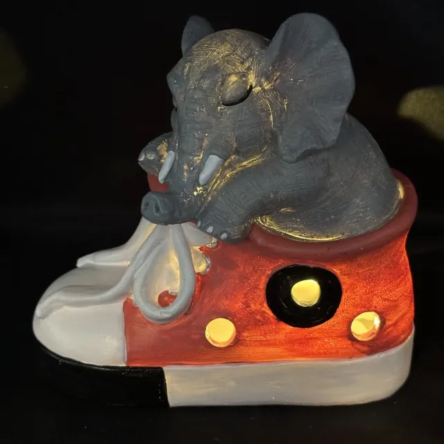 Impuls Polyresin (tuin)dier in schoen met LED - Olifant - Grijze + Koraal kleurige schoen - 1 LED - Hoogte 15 x 15 x 14 cm - Woonaccessoires - Tuinaccessoires - Tuindecoratie Meerkleurig - koraal kleurige schoen