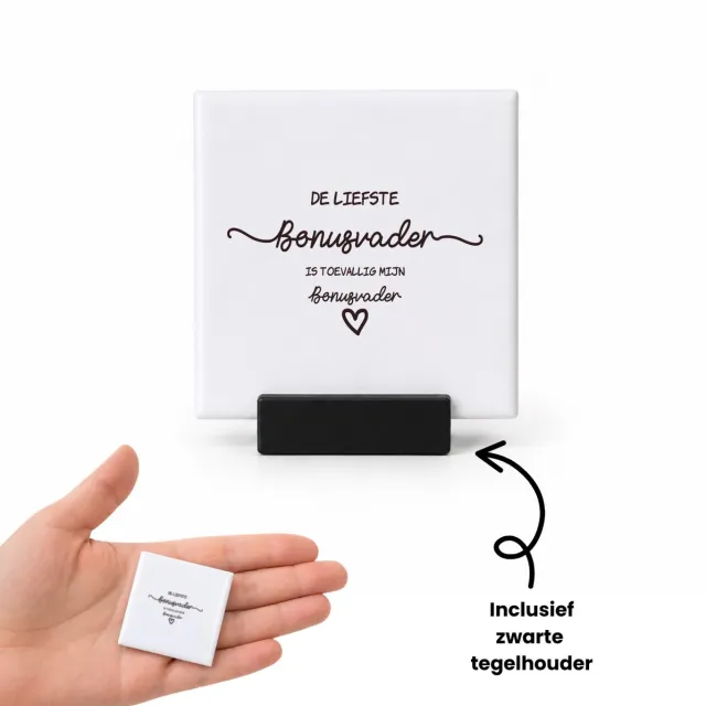 Hacebo Bonusvader cadeau tegeltje met tegelhouder - De liefste Bonusvader - tegeltjes met tekst - Stiefvader cadeau - Bonuspapa - Bonusvader cadeautjes - Vaderdag cadeau - papacadeautjes verjaardag - liefste papa - spreuktegels - 4.8x4.8 CM Wit
