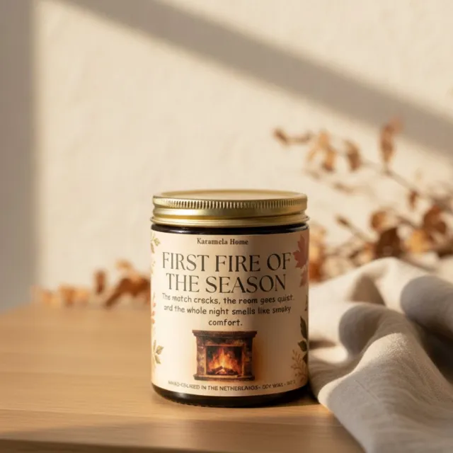 Karamela Kaarsen Karamela Home First Fire of the Season - Geurkaars - Sojawas - Rokerig - 180 g WIT