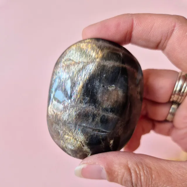 Moonlight Gemstones Edelsteen Worry Stone Flashy Black Moonstone Palmsteen – Maat S & M | Intuïtie & Nieuwe Maan Energie