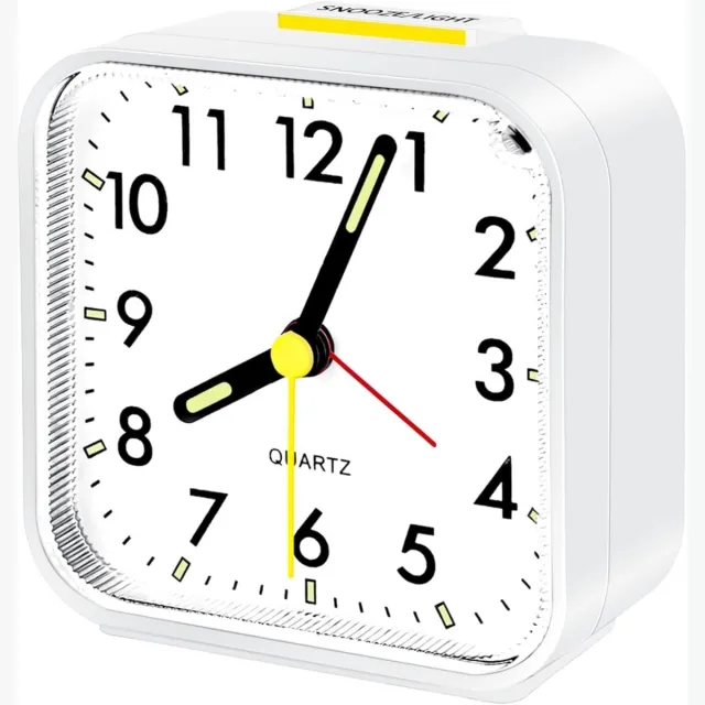 Tovbmup Wekker - Analoge stille wekker - Werkt op batterijen - Luid alarm - Snoozefunctie - Stille werking - Verlicht display - Draagbaar - Geschikt voor diepe slapers - Wit