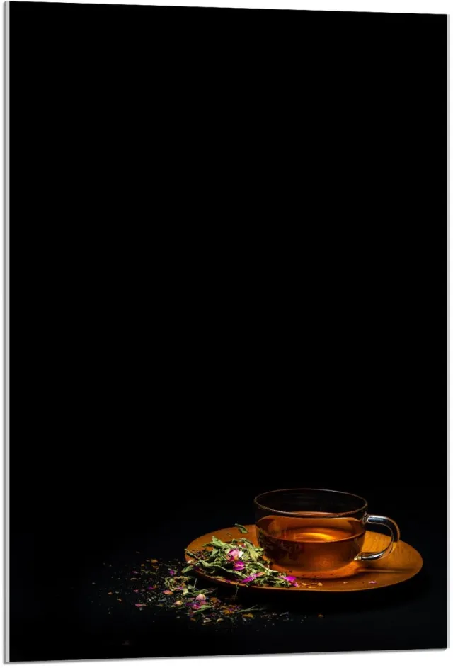 KuijsFotoprint Acrylglas - Kopje Thee met Bloemen met Zwarte Achtergrond - 60x90cm Foto op Acrylglas (Met Ophangsysteem) Groen