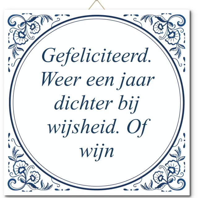 De Tegeltjesfabriek Tegeltje: Gefeliciteerd. Weer een jaar dichter bij wijsheid. Of wijn (met hangertje) wit en blauw