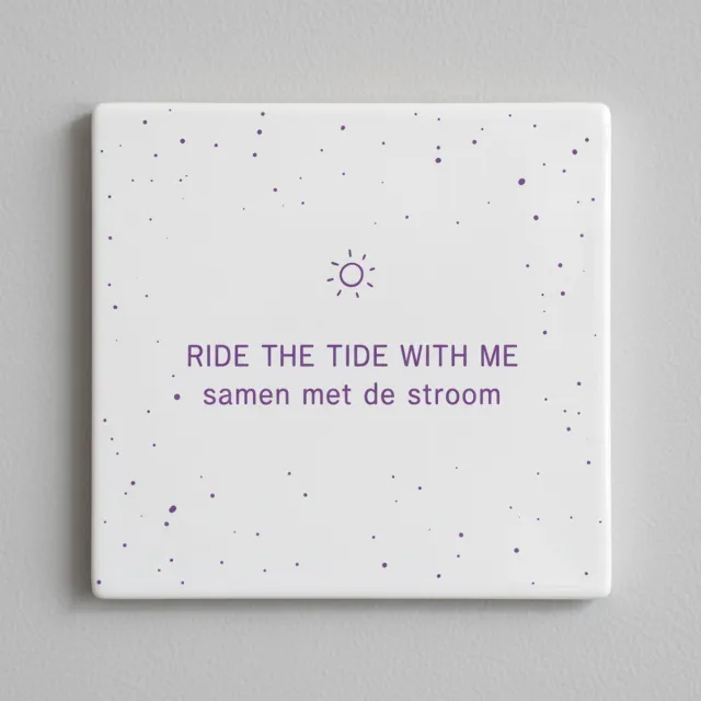 Nevolis Ride the Tide With Me – Samen Met De Stroom Inspirerende Quote Keramische Tegel 15 × 15 cm | Moderne Minimalistische Woondecoratie Multi Color