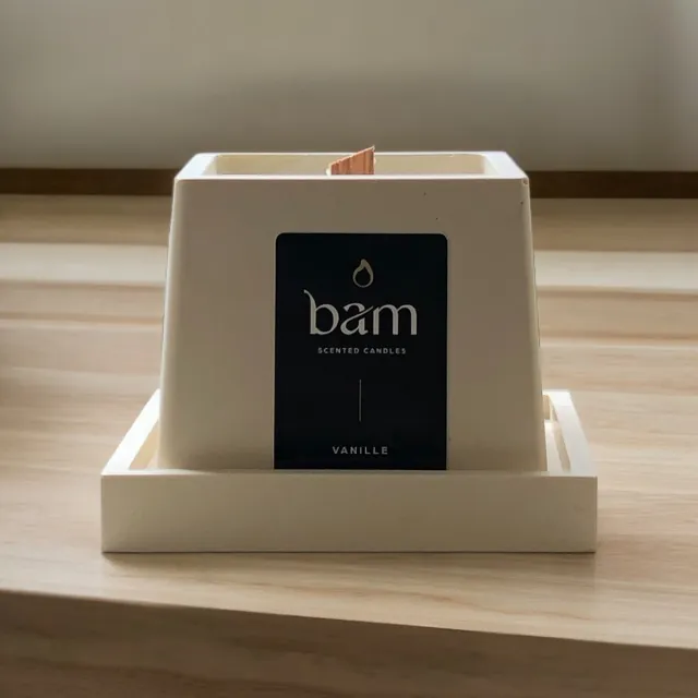 Bam Vanille Geurkaars met Houten Wiek – Lichtgeel Handgemaakt Potje met Schaal – Vegan Geurkaars van Natuurlijke Zonnebloemwas – 30 Branduren