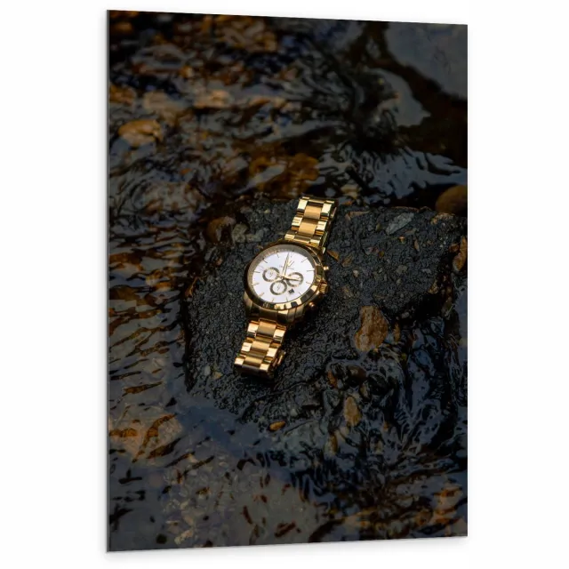 KuijsFotoprint Dibond - Goude Horloge op Waterige Steen - 80x120cm Foto op Aluminium (Met Ophangsysteem) Blauw
