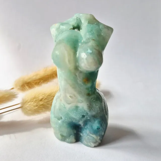 Moonlight Gemstones Caribbean Calciet vrouwenbeeldje 8 cm (#16) – handgeslepen edelsteen goddess carving Groen