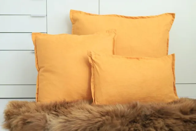 Blissful home Blissful® Suède Kussen-SET! (Goudgeel) - Set van 3! - Hoge kwaliteit! - Sierkussens voor een luxueuze uitstraling - Wasbaar - Afmetingen: 30x50cm, 45x45cm, 60x60cm - Een symfonie van luxe en comfort