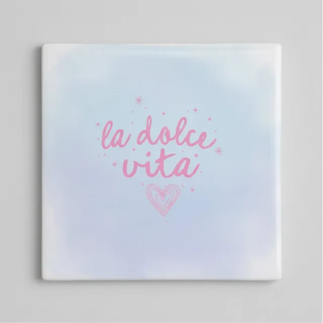 Nevolis La Dolce Vita Pastel Keramische Tegel 15x15 cm – Elegante Inspirerende Quote Wanddecoratie Multi Color