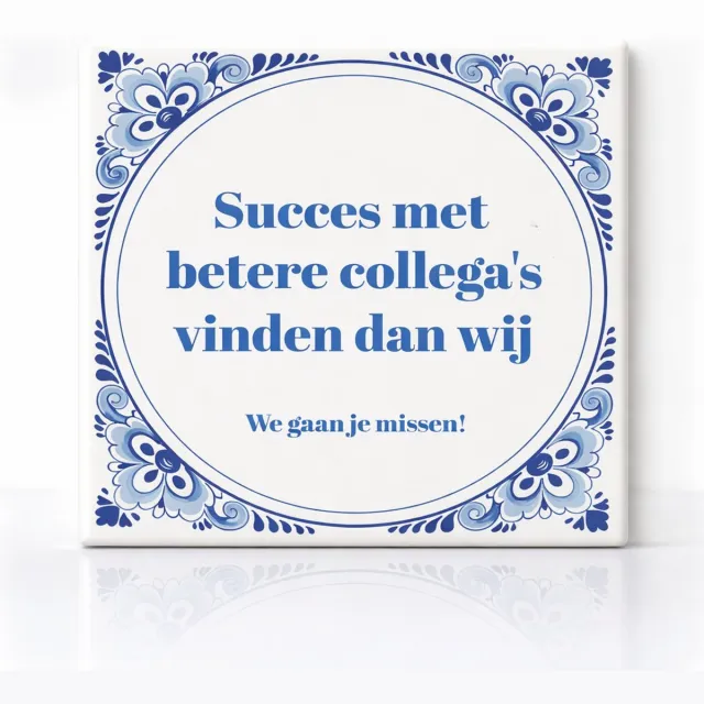 Nevolis Delfts Blauwe Tegel “Succes met Betere Collega’s Vinden dan Wij” – 15x15cm Keramisch Afscheidscadeau – Grappige Kantoor Wanddecoratie voor Collega’s Multi Color