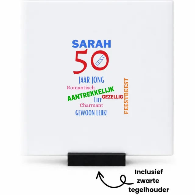 Hacebo Sarah 50 tegeltje met tegelhouder - Verjaardag cadeau - mama - tegeltjes met tekst - Grappige tekst - spreuktegels - 10.8x10.8 CM Wit