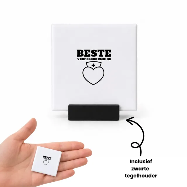 Hacebo Beste verpleegkundige tegeltje met tegelhouder - Arts - cadeau verpleegkundige - tegeltjes met tekst - leuk cadeau voor je verpleegkundige om te geven - verjaardag verpleegkundige - spreuktegels - 4.8x4.8 CM Wit