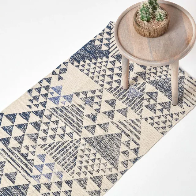 Homescapes Delphi katoenen vloerkleed met geometrisch patroon in blauw en wit, 66 x 200 cm